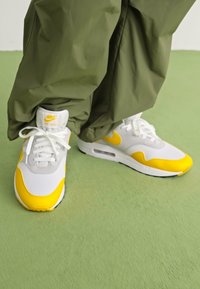 Nike Sportswear AIR MAX 1 - Sneakers low - white/university gold