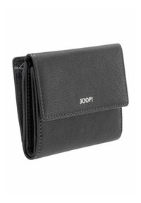 Portefeuille en cuir noir à texture grainée, avec logo argenté et fermeture à rabat. Design compact doté de plusieurs emplacements pour cartes et d'un bouton-pression.