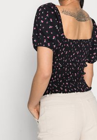 ONLY Petite T-shirt med print - black