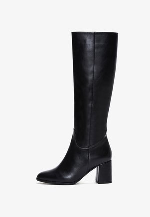 Bota de cuero negra hasta la rodilla con punta afilada y tacón grueso. Presenta una textura suave y un detalle de costura mínimo.