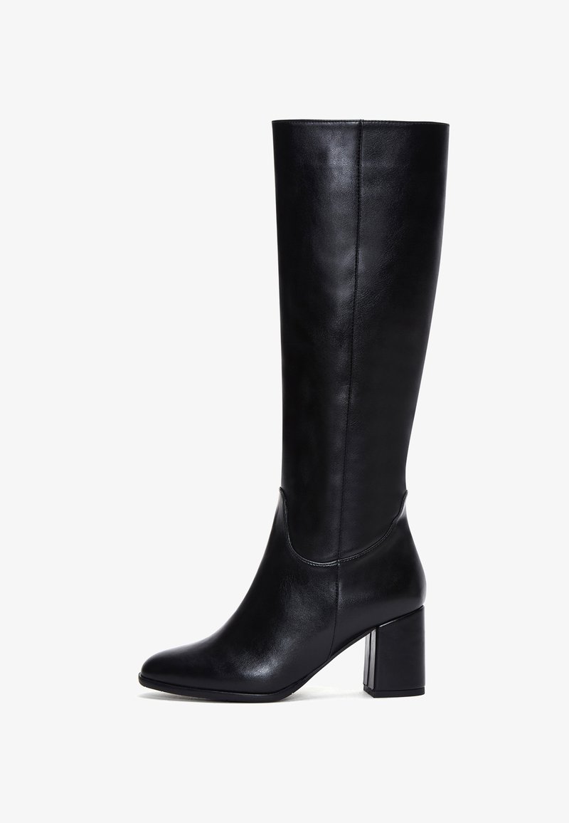 Botte noire en cuir montant jusqu'au genou avec un bout pointu et un talon épais. Présente une texture lisse et des détails de couture minimes.