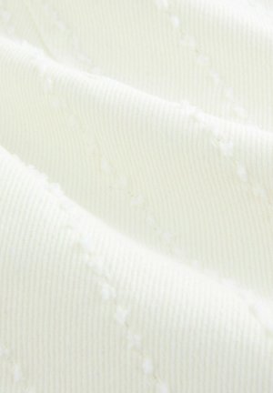 Texturovaná tkanina v off-white barvě s žebrovaným vzorem a jemným zvýrazněním, které prezentuje měkkou, pohodlnou texturu.