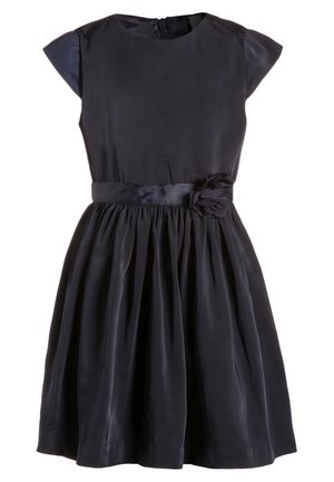 Robe noire en satin à manches courtes, jupe froncée, encolure ronde, ceinture à la taille et détail de fleur en tissu sur la ceinture.