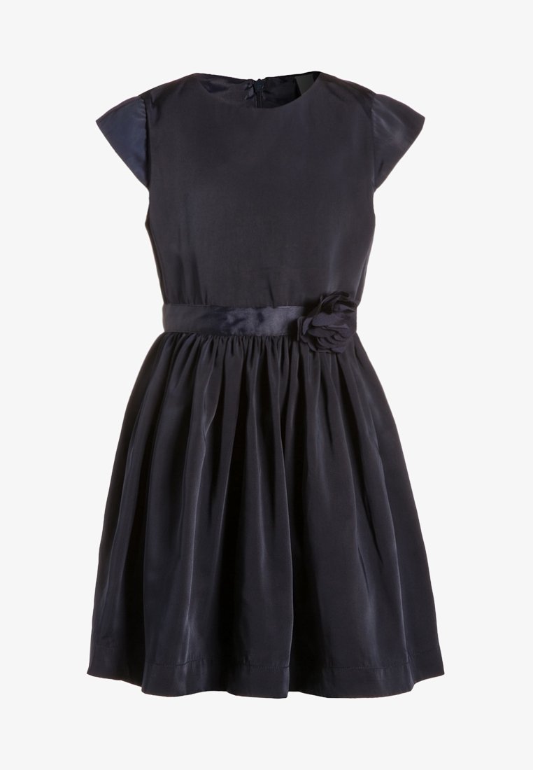 Robe noire en satin à manches courtes, jupe froncée, encolure ronde, ceinture à la taille et détail de fleur en tissu sur la ceinture.