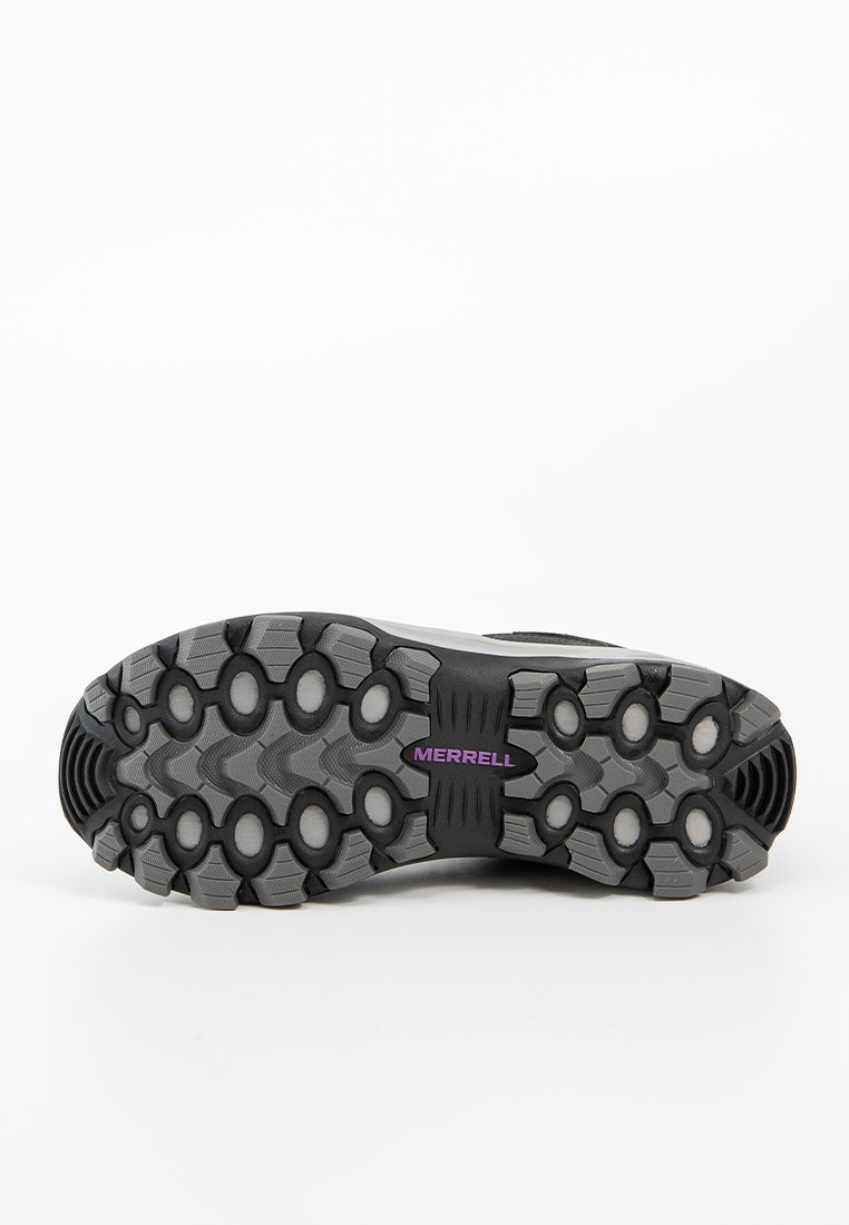 Suela de zapato deportivo negra con una superficie de goma texturizada, que presenta patrones hexagonales y la marca "Merrell" en color púrpura situada en el centro.