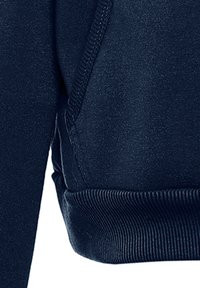 Dettaglio di una felpa blu navy che mostra il tessuto texturizzato, l'orlo a coste e le cuciture laterali. Il materiale sembra morbido con una leggera lucentezza.