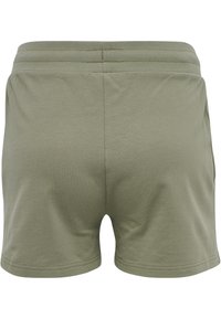 Olivově zelené šortky vyrobené z měkké tkaniny, s jednoduchým designem, elastickým pasem a bez viditelných kapes nebo detailů.