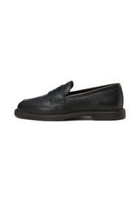Sorte læder slip-on loafers med lav hæl, rund tå og syet detaljer langs siderne og topremmen.