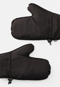 Sorte polstrede luffer med et beskyttende yderlag, der har en tommelfingersektion og justérbare stropper ved håndleddet for en sikker pasform.
