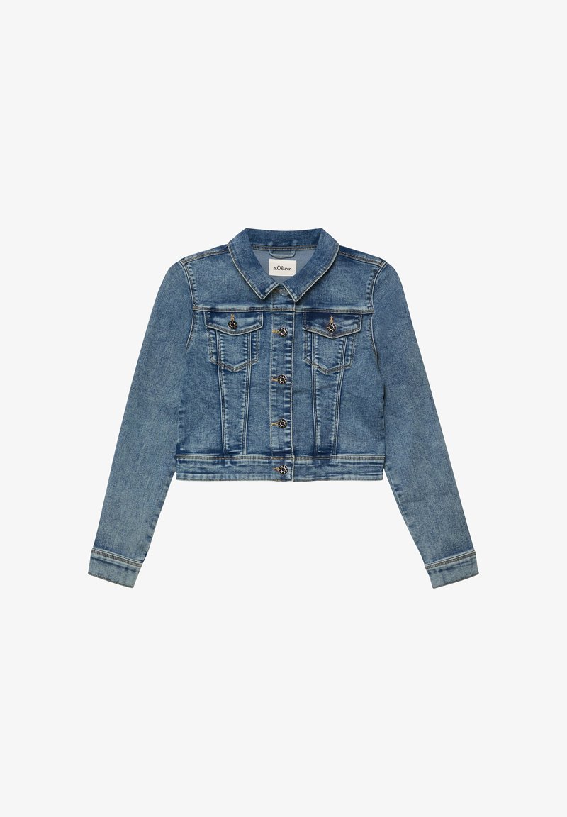 Veste en denim avec fermeture à boutons sur le devant, deux poches poitrine à rabat, manches longues et col classique, dans un bleu moyen délavé.