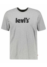 Camiseta de algodón gris con mangas cortas, que presenta un gran logotipo negro de "levi's" en la parte frontal. Escote redondo con un ribete interior de color verde oscuro.