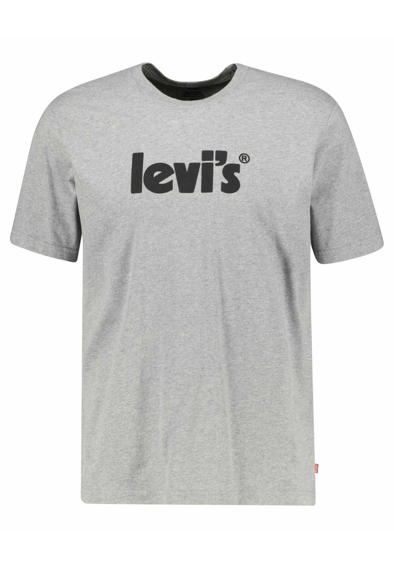 Camiseta de algodón gris con mangas cortas, que presenta un gran logotipo negro de "levi's" en la parte frontal. Escote redondo con un ribete interior de color verde oscuro.