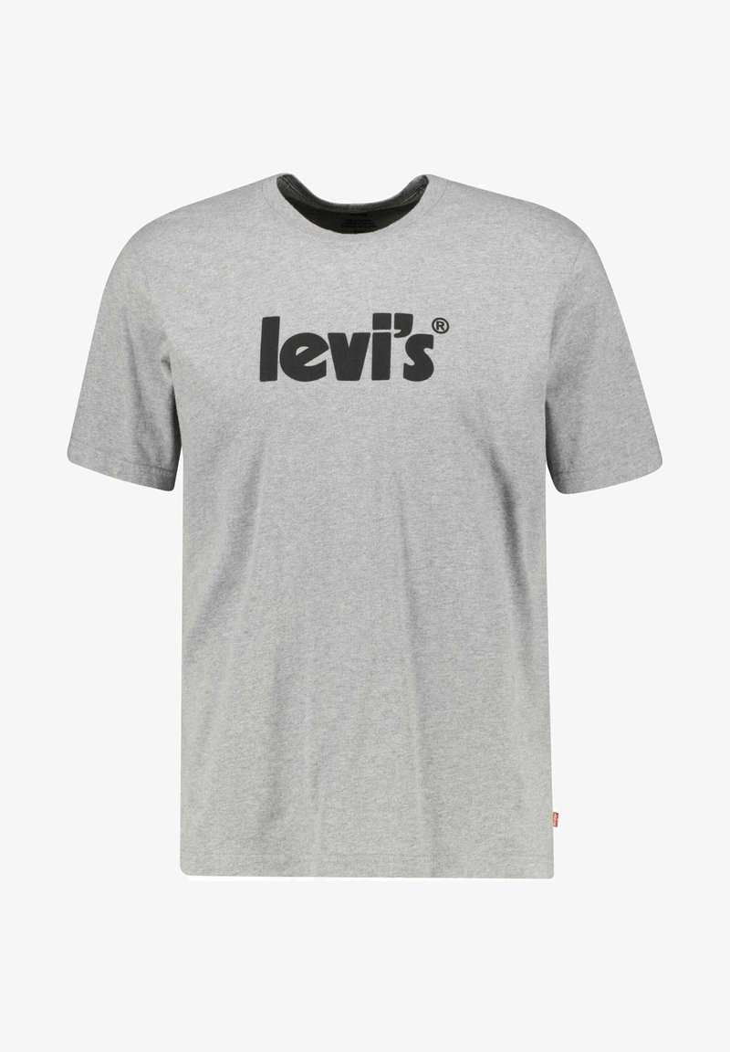 Camiseta de algodón gris con mangas cortas, que presenta un gran logotipo negro de "levi's" en la parte frontal. Escote redondo con un ribete interior de color verde oscuro.