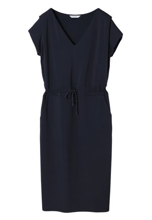 Granatowa sukienka z dekoltem w serek, krótkimi rękawami i elastycznym pasem. Posiada dwie boczne kieszenie i prosty krój. Gładka faktura materiału.