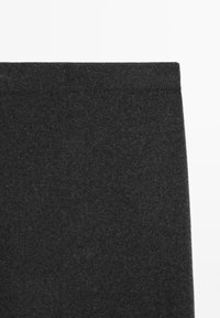 Campione di tessuto grigio scuro con superficie morbida e leggermente texture mostrato su sfondo bianco.