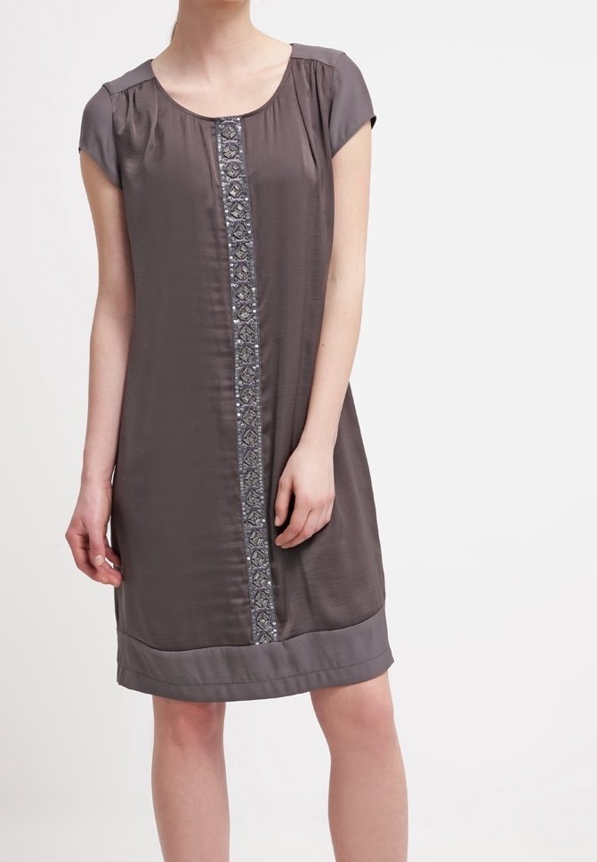 Robe courte grise à manches courtes type casquette, avec un panneau central texturé présentant des détails complexes, un tissu lisse et un décolleté arrondi.