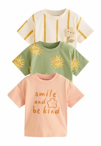 Tres camisetas de manga corta: un diseño a rayas blancas con una flor, una camiseta verde con gráficos del sol, y una camiseta melocotón con texto.