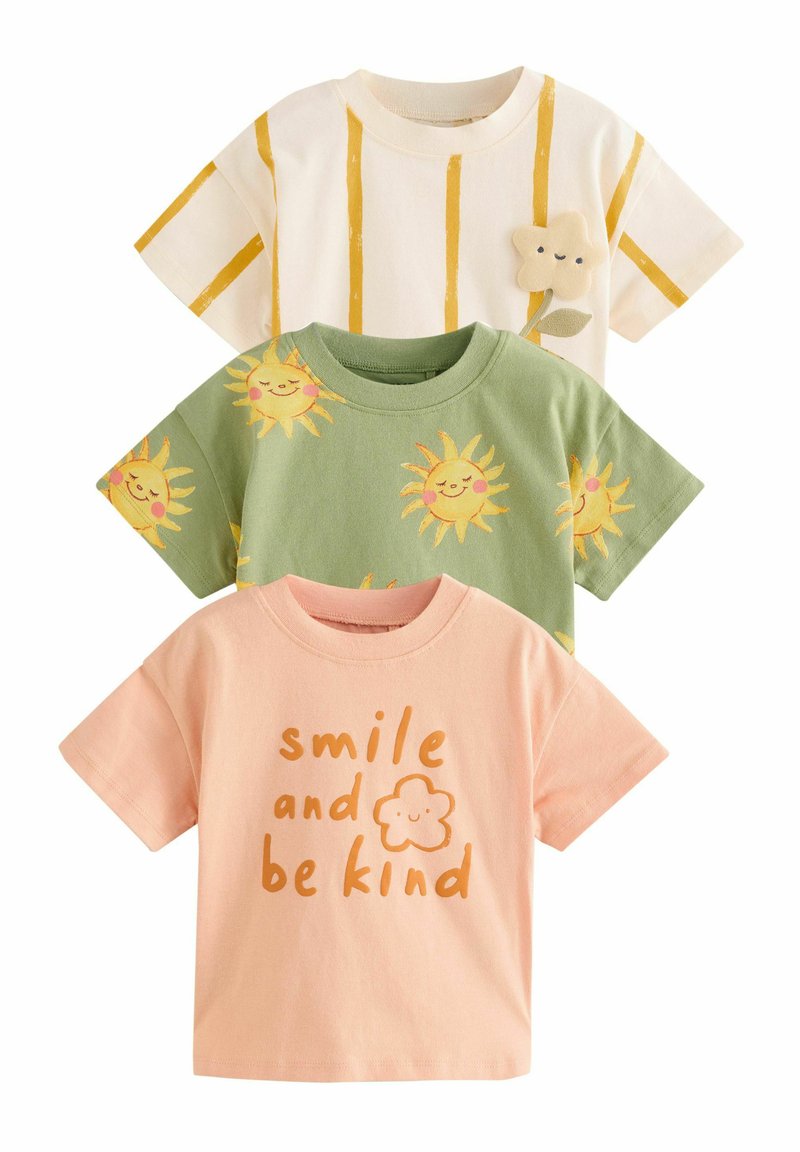 Tres camisetas de manga corta: un diseño a rayas blancas con una flor, una camiseta verde con gráficos del sol, y una camiseta melocotón con texto.