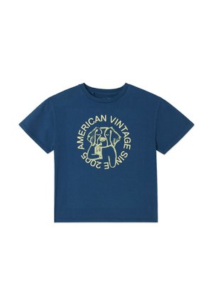 Maglietta blu a maniche corte con un disegno beige lineare di un cane che tiene una bottiglia e il testo "American Vintage Since 2005" intorno.