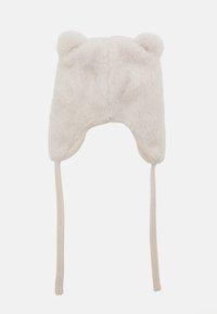 Faux-Fur-Hut in Cremefarbe mit ohrenförmigen Akzenten, Bändern für eine sichere Passform und weicher Textur. Abgerundete Form bedeckt die Ohren für Wärme.