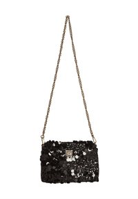 Borsetta nera in paillettes con una tracolla di catena dorata e un piccolo emblema dorato sul risvolto anteriore.