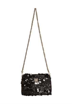 Borsetta nera in paillettes con una tracolla di catena dorata e un piccolo emblema dorato sul risvolto anteriore.