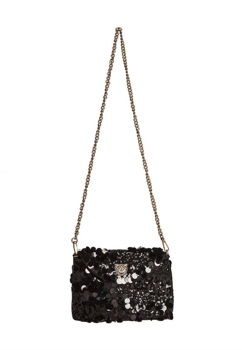 Borsetta nera in paillettes con una tracolla di catena dorata e un piccolo emblema dorato sul risvolto anteriore.