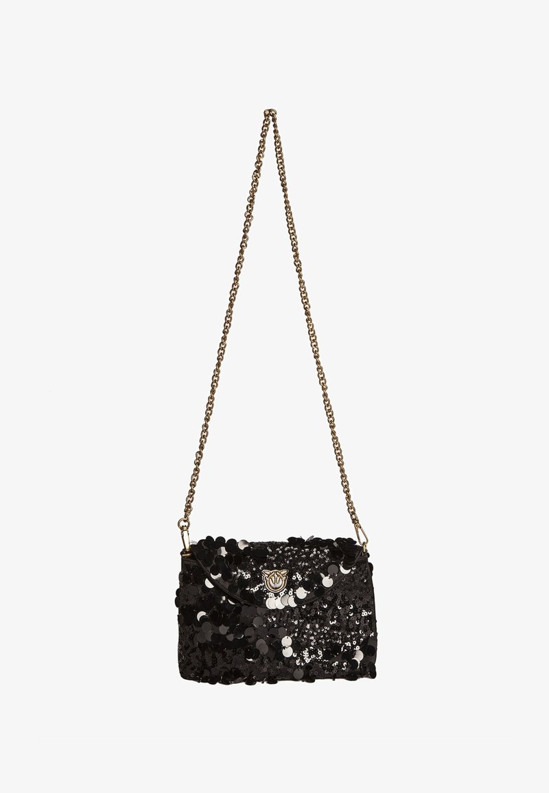Borsetta nera in paillettes con una tracolla di catena dorata e un piccolo emblema dorato sul risvolto anteriore.