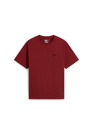Effen donkerrood T-shirt met korte mouwen en ronde hals met klein zwart Vans-logo op de linkerborst tegen een witte achtergrond.