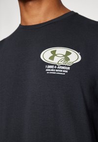Under Armour Camiseta estampada - black