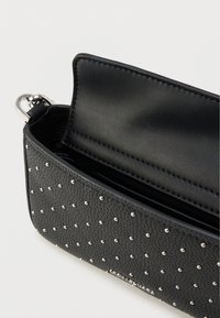 Μαύρο δερμάτινο τσαντάκι χειρός με ασημένιες διακοσμητικές τρούκ, λείο εσωτερικό και απλό μαγνητικό κούμπωμα. Συμπαγής ορθογώνιο σχήμα.