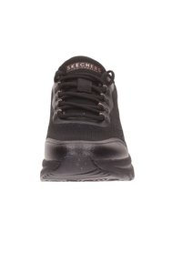 Bottines Skechers noires avec une tige en tricot texturé, lacets plats et semelle rembourrée. Comprend des œillets métalliques et le logo "SKECHERS" sur la languette.