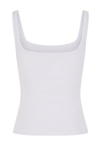 Hvit ribbet tanktop med firkantet utringning og brede skulderstropper. Tilpasset fasong med en glatt tekstur og ingen synlige detaljer eller mønstre.