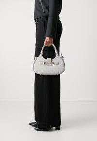 Guess NOLANA GIRLFRIEND SATCHEL - Torbica - beige