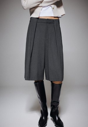 PULL&BEAR, LONG PLEATED TAILORED - BERMUDA SHORTS - Short - dark grey