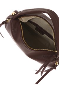 Borsa a mano in pelle marrone con una finitura testurizzata. Presenta una chiusura con zip dorata e una tasca interna, con un rivestimento liscio e lacci decorativi.