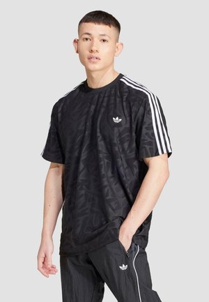 Tricou negru cu mânecă scurtă, cu un model texturat, trei dungi albe pe umeri și un logo alb mic pe piept.