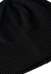 Černá pletená čepice s žebrovaným lemem. Má měkkou, fleecovou strukturu a hladkou horní část. Jednoduchý a minimalistický design.