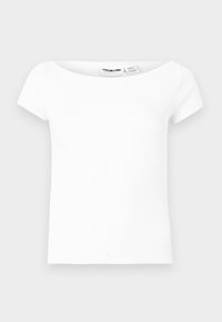 Λευκό κοντομάνικο ριμπ τοπ με φαρδιά, ελαφρώς σκάφη λαιμόκοψη σε απλό ανοιχτό γκρι φόντο.