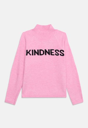 Pull tricoté rose avec un col montant et le mot "KINDNESS" écrit en lettres noires en gras sur la poitrine.