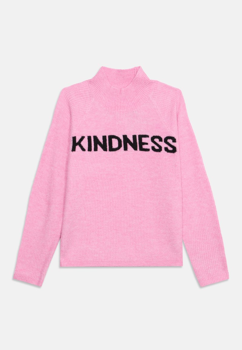 Pull tricoté rose avec un col montant et le mot "KINDNESS" écrit en lettres noires en gras sur la poitrine.