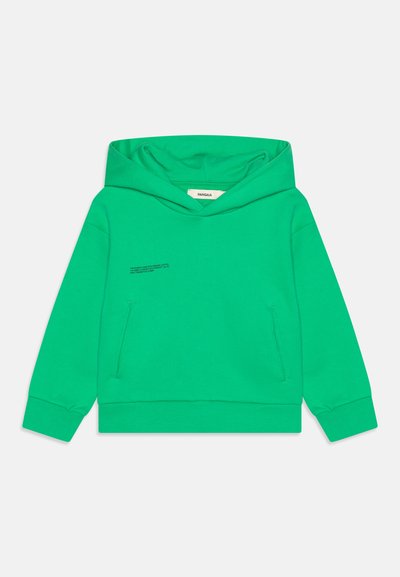 Grön huooded sweatshirt i mjukt tyg med kenguruficka och tryckt textdetalj på bröstet. Ribbad mudd och nederkant.