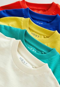 Fem crew-neck t-shirts stablet, i farverne: rød, blå, gul, teal og creme. Hver har en ribbet halsudskæring og mærket "NEXT" synligt.