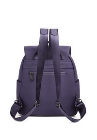 Sac à dos en cuir violet avec une finition texturée, des bretelles en tissu réglables et une poche zippée à l'avant. Comprend des accents en métal et des bords lisses.