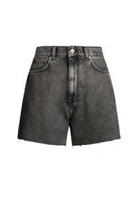 Pantalones cortos de mezclilla negros con cintura alta, con dobladillo sin terminar, bolsillos delanteros y cierre de botón metálico. Tejido texturizado con un aspecto desgastado.