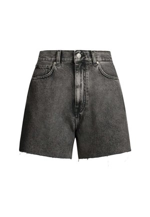 Schwarze Jeans-Shorts mit hoher Taille, einem rohen Saum, vorderen Taschen und einem Metallknopfverschluss. Strukturierter Stoff mit einem ausgewaschenen Erscheinungsbild.