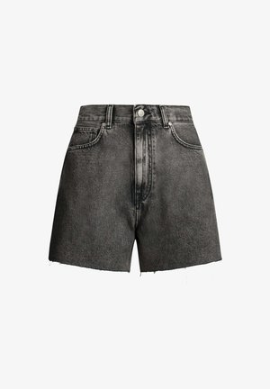 Čierne denims shorts s vysokým pásom, ktoré majú surový lem, predné vrecká a zapínanie na kovový gombík. Textúrovaná tkanina s vypáleným vzhľadom.