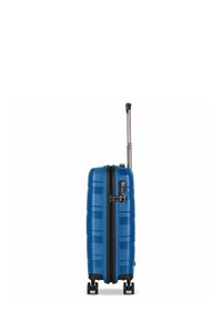 Valigia rigida blu con manico estensibile, quattro ruote e lucchetto a combinazione integrato su sfondo bianco.
