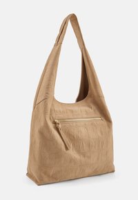 Beigefarbene Hobo-Tasche aus Stoff mit strukturiertem Muster, ausgestattet mit einem einzelnen Schulterriemen und einer vorderen Reißverschlusstasche mit goldfarbenen Beschlägen.