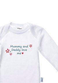 Weißer Baby-Body mit langen Ärmeln und Rundhalsausschnitt. Der Text lautet "Mama und Papa lieben mich" in Blau, mit roten und sternförmigen Akzenten. Markenlabel sichtbar.